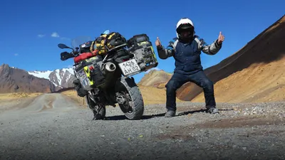 Ультрадрайв: снимок парня на мотоцикле, испытывающего скоростной кайф
