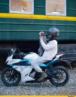 Фотография парня на мотоцикле в шлеме - полное HD изображение
