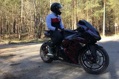 Фото парня на мотоцикле в шлеме