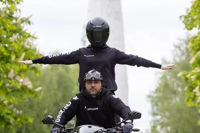Фон с парнем на мотоцикле в шлеме