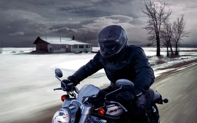 Full HD фото парня на мотоцикле в шлеме
