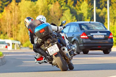 4K фото парня на мотоцикле в шлеме