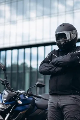 Фото парня на мотоцикле в шлеме в хорошем качестве