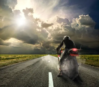 Парень катается на мотоцикле в шлеме: бесплатные картинки в хорошем качестве