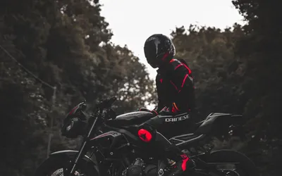 Фото парня на мотоцикле в шлеме: HD качество и полный 4K экран