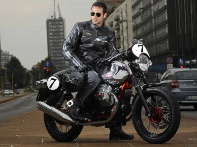 Картинка парня на мотоцикле в шлеме: скачать бесплатно на телефон