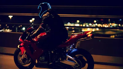 Фото парня на мотоцикле в шлеме - лучшее изображение для скачивания