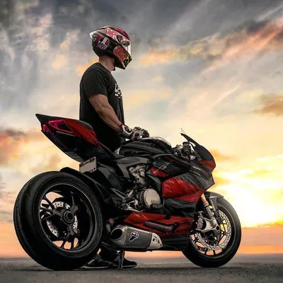 Фотография мотоциклиста в шлеме: скачать обои на windows и mac