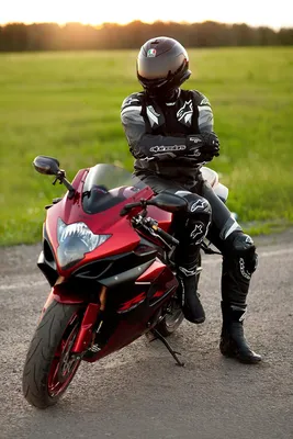 Парень в шлеме на мотоцикле: фотографии высокого разрешения