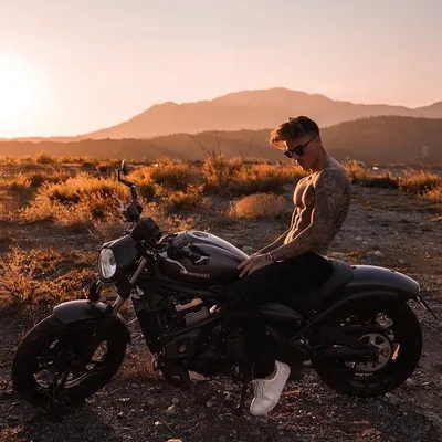 Вихрь страсти: парень и его мотоцикл 