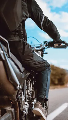 Встречайте грозу дорог: парень на мотоцикле 