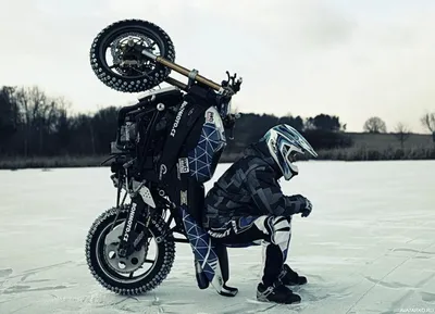 Фотография мотоцикла и его владельца в движении