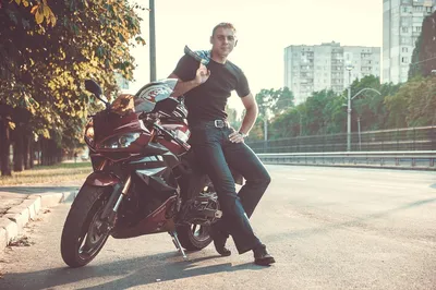 Фотография парня на мотоцикле: Бесплатно в 4K разрешении