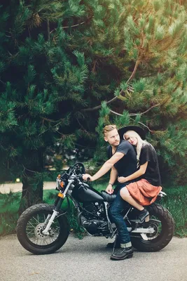 Парные на мотоциклах в прекрасных фоновых изображениях: скачать фото бесплатно