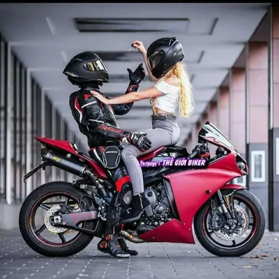 Пара на мотоцикле: фон для вашего телефона
