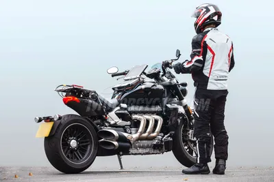 Картинка мотоцикла для обоев на телефон: стильное фото в разрешении 4K