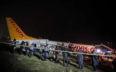 Рухнул с обрыва и развалился на части: авария самолета в Стамбуле - РИА  Новости, 06.02.2020