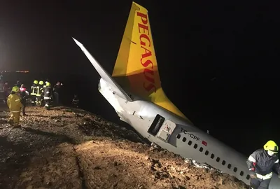 Стало известно, почему разбился самолет в Стамбуле: три человека погибли,  пострадали более 100