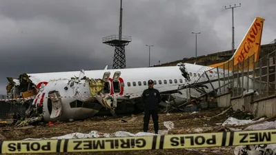 Самолет в Турции съехал с обрыва