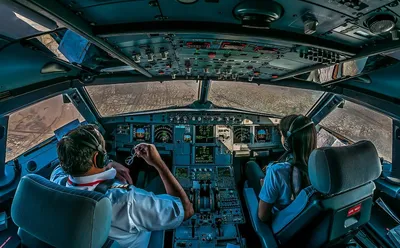 Лица посадивших самолет на поле пилотов: жизнь героев в фотографиях