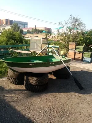 небольшие оранжевые пластиковые лодки, пришвартованные в реку для падлинга.  Стоковое Изображение - изображение насчитывающей грести, каяк: 245517237