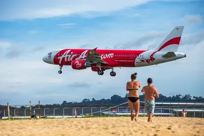 В Таиланде запретили фотографировать самолеты на пляже