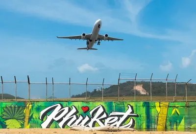 Посадка самолета над пляжем в аэропорту пхукета. пляж май као | Премиум Фото