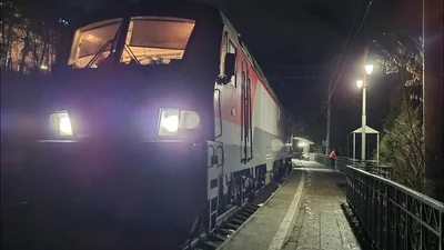 ЭП20-001 с двухэтажным поездом 003 Кисловодск-Москва. Прибытие. - YouTube