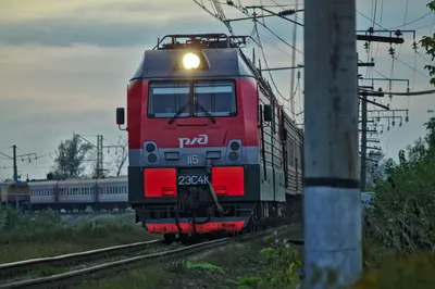 File:2ЭС4К-115 с поездом «Адлер - Ижевск» прибывает на станцию  Белореченск.jpg - Wikimedia Commons