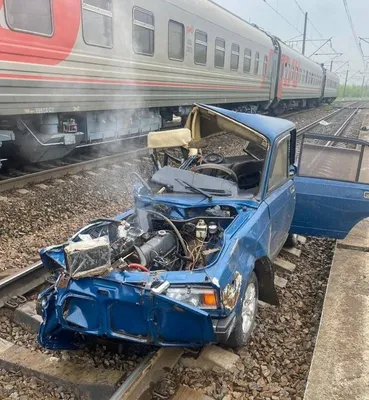 Поезд Адлер - Нижневартовск столкнулся с автомобилем: погибли три человека