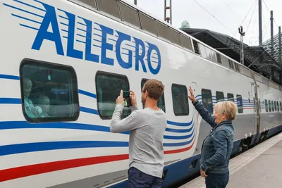Поезд Allegro максимальная скорость 220 км/ч обработки. Поезда отходят  поезда, которые принадлежат карельскими совместное предприя Редакционное  Фото - изображение насчитывающей русско, станция: 190766786