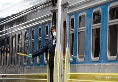 Перрон и вагон «элитного» поезда «Киев-Одесса» разделяет приличное  расстояние — пассажирам приходится делать шпагат или запрыгивать | Новости  Одессы