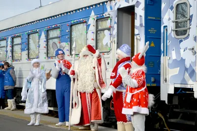 На встрече поезда Деда Мороза в Оренбурге Снегурочке подарили пуховый  платок - Российская газета