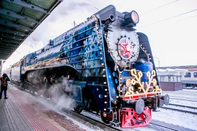 Фоторепортаж: поезд Деда Мороза привез в Екатеринбург оленя - «Уральский  рабочий»