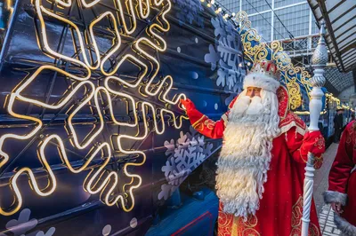 Поезд Деда Мороза прибыл на вокзал Нового Петергофа