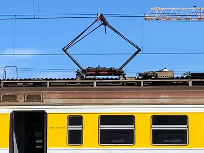 поезд и снаружи стоковое изображение. изображение насчитывающей  железнодорожный - 236058777