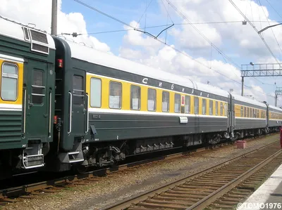 Поезд Транс-сибиряка редакционное фото. изображение насчитывающей  перемещать - 105000176