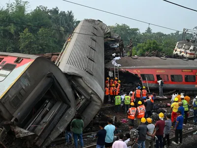 Власти назвали причину столкновения поездов в Индии — РБК