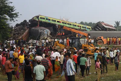 Катастрофа на железной дороге в Индии: при столкновении трех поездов  погибли сотни человек - BBC News Русская служба