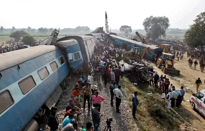 Столкновение поездов в Индии: видео страшные кадры