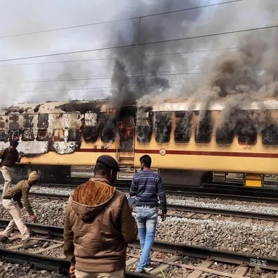 Протесты на железной дороге в Индии. Студенты подожгли вагон. Видео.