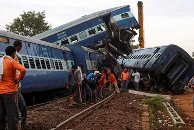 Жертвами крушения поезда в Индии стали более 140 человек — Новости —  Teletype