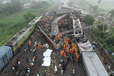 Почти 300 погибших: почему столкнулись три поезда в Индии, кто виноват