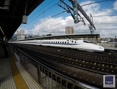 В Японии водитель скоростного поезда вышел в туалет, пока транспорт с  десятками пассажиров двигался со скоростью 150 км/ч