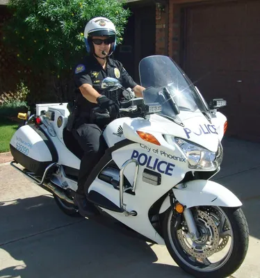 Полицейские мотоциклы: лучшие изображения для фона экрана