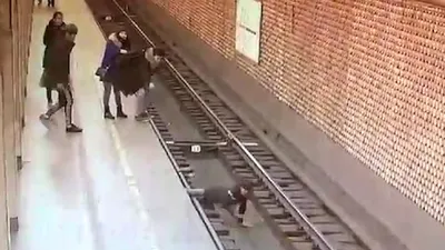 Мужчина с 2-летним ребенком на руках попал под поезд на станции  Грязи-Воронежские: видео