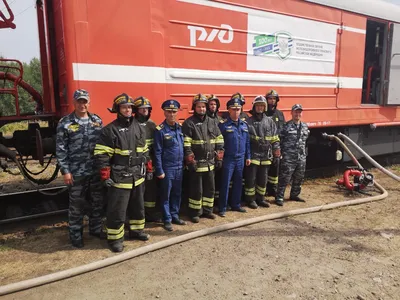 В тушении крупного пожара на складе Подмосковья задействованы пожарные  поезда ФГП ВО ЖДТ России