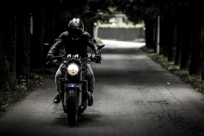 Фотография мотоцикла в стиле города: фон для телефона и Windows