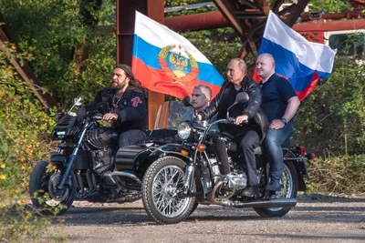Скачайте фото Путина на мотоцикле в формате PNG