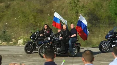 Фото Путина, гоняющего на мотоцикле - доступно для скачивания